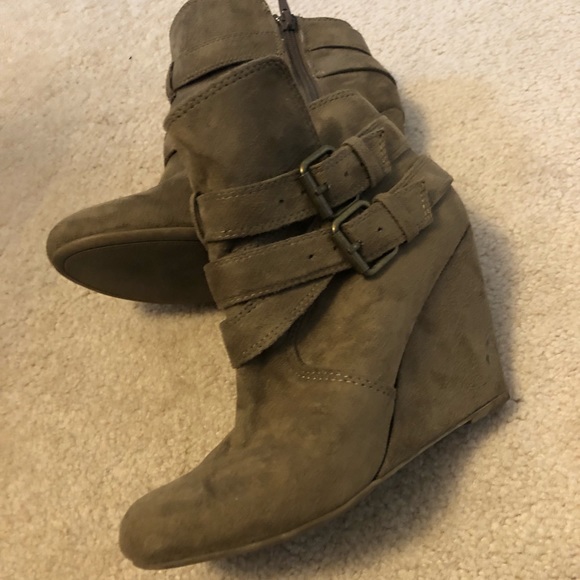 Nine Weet Size 8 Booties. - Picture 3 of 8